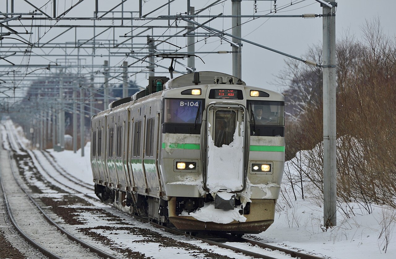 JR Hokkaido 733 series EMU set B-104 between Kita-Hiroshima and Shimamatsu on the Chitose Line.