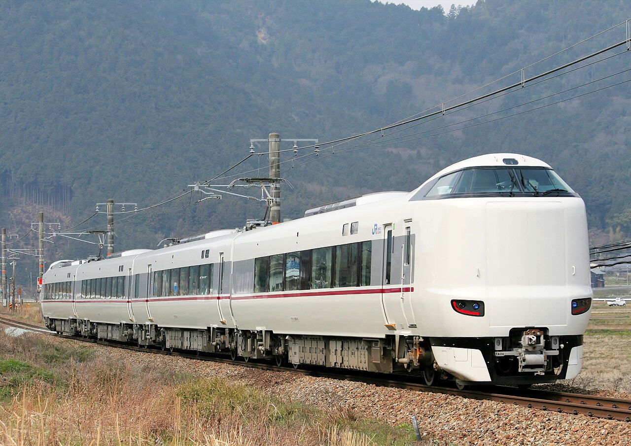 JR West 287 series set FA04 on a "Konotori" limited express on the Fukuchiyama Line between Kuroi and Iso.