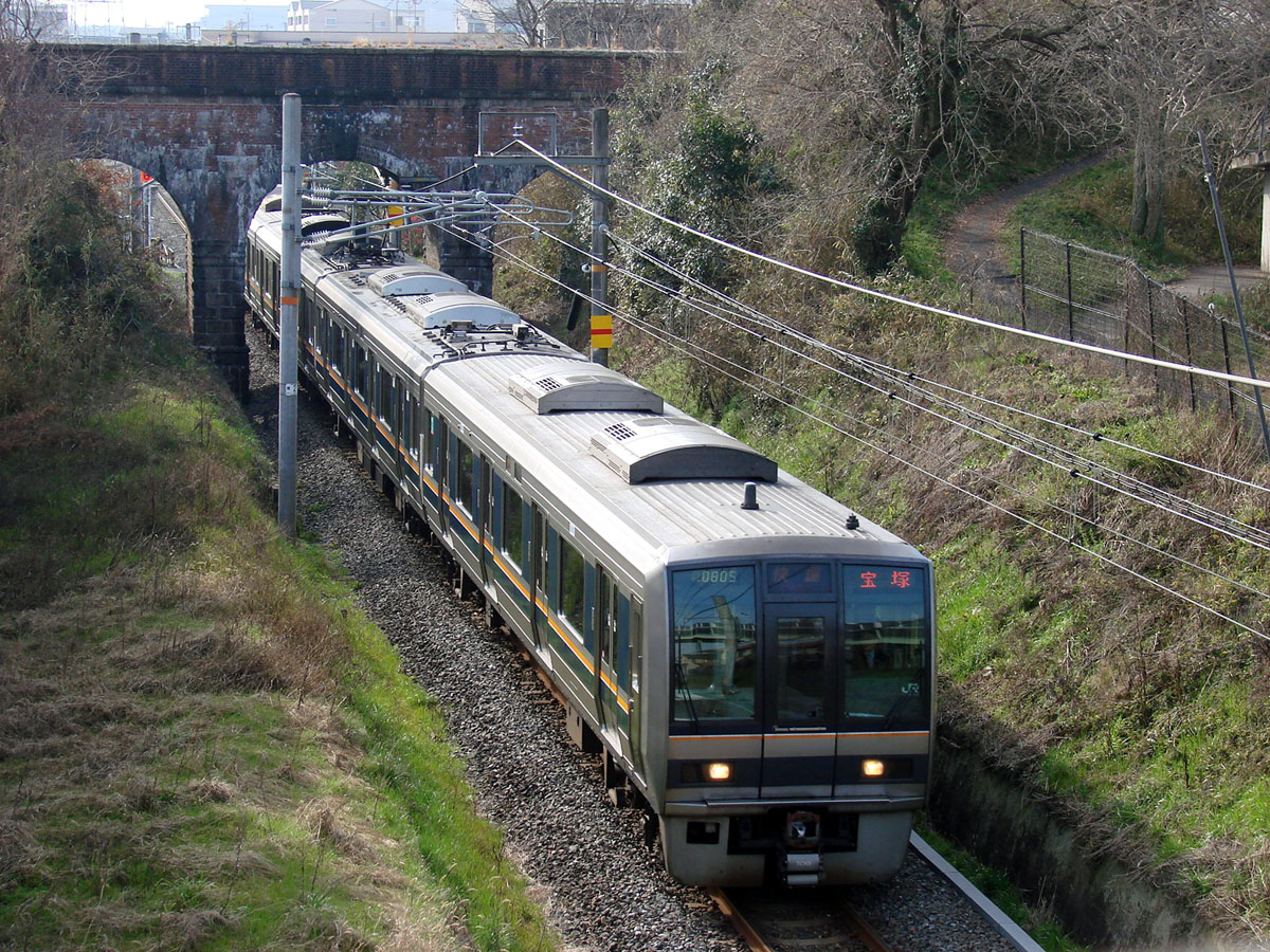 A 207 series train on the Katamachi (Gakkentoshi) Line between Doshishamae and Kyotanabe stations.