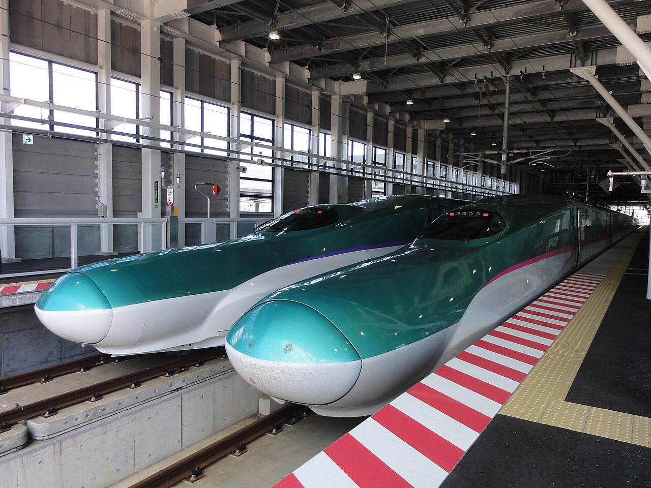 H5 and E5 series Shinkansen trainsets at Shin-Hakodate-Hokuto Station on the Hokkaido Shinkansen.