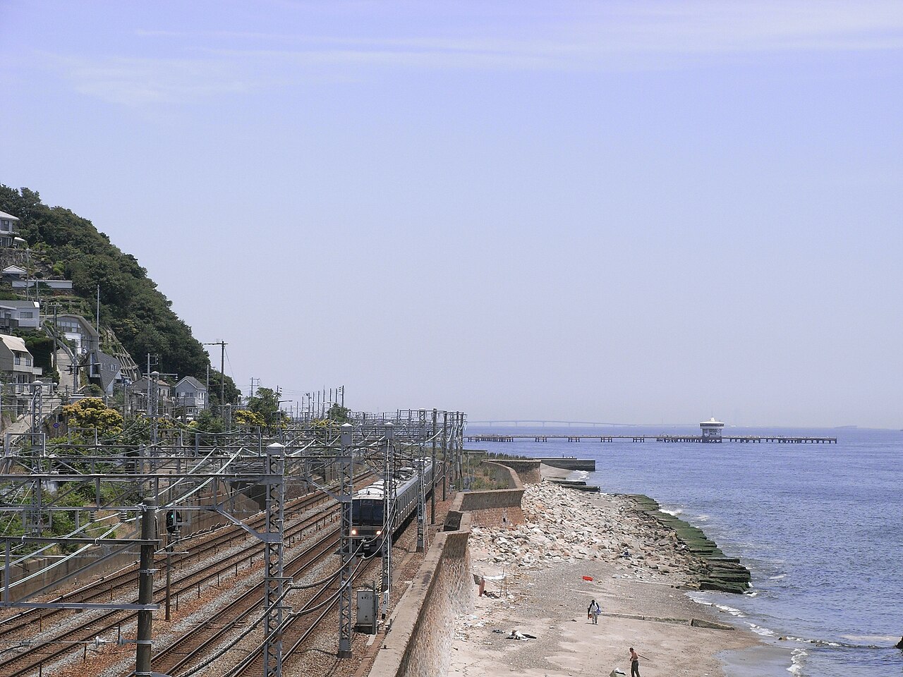 A train on the JR Kōbe Line along the coast between Suma and Shioya.