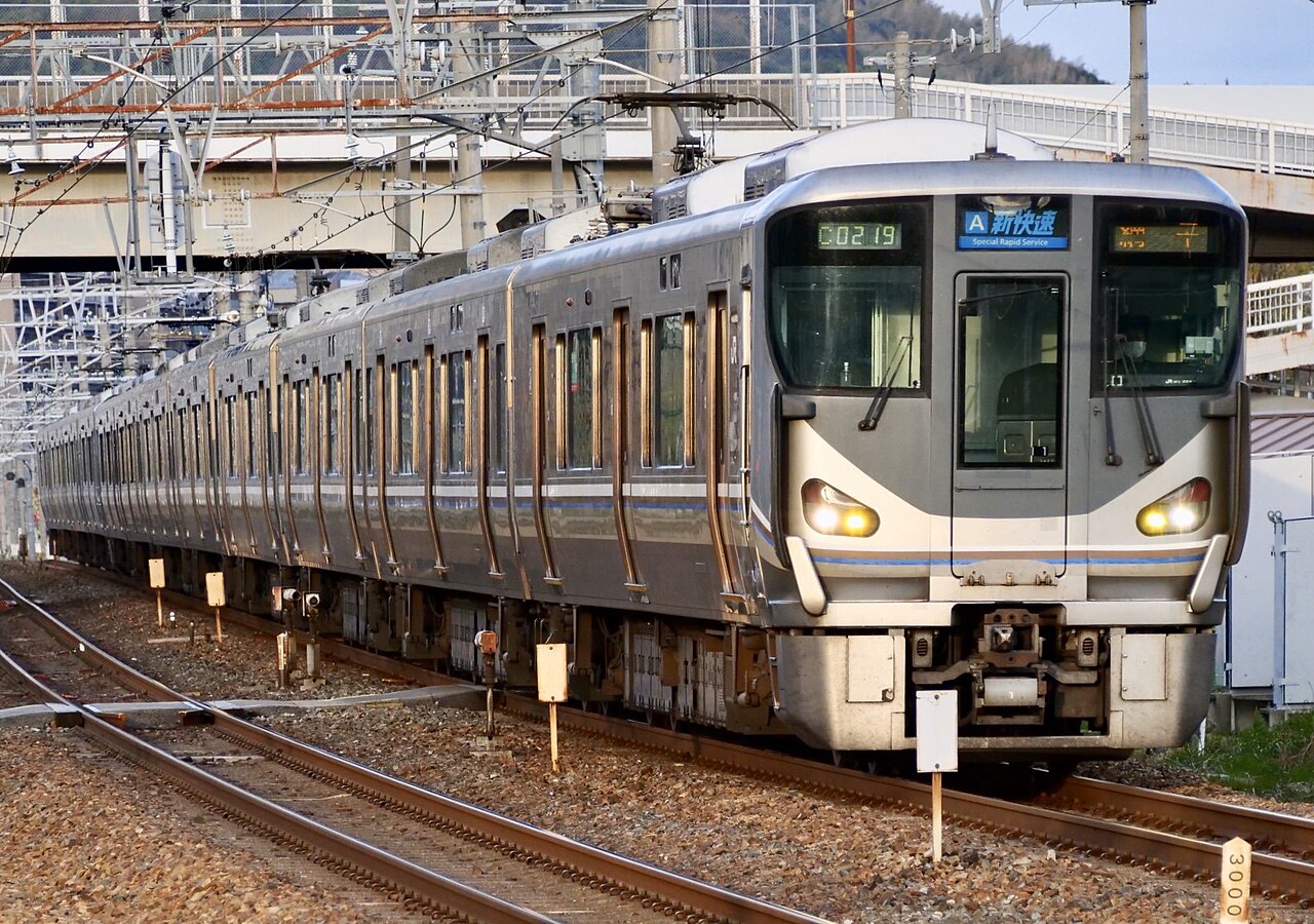 A 225-0 series Special Rapid Service bound for Aboshi on the JR Kyoto Line near Yamazaki.