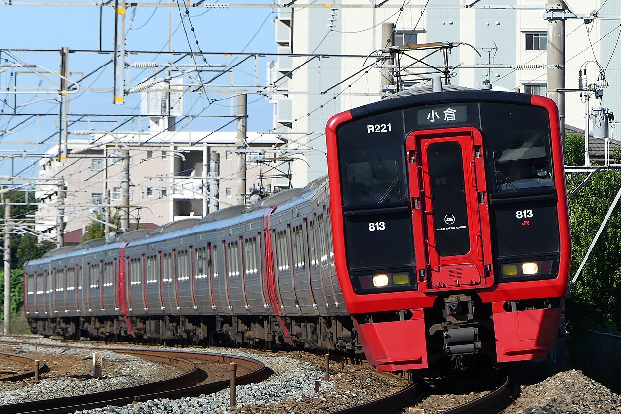 A JR Kyushu 813-series train on the Kagoshima Main Line between Orio and Jinnoharu.