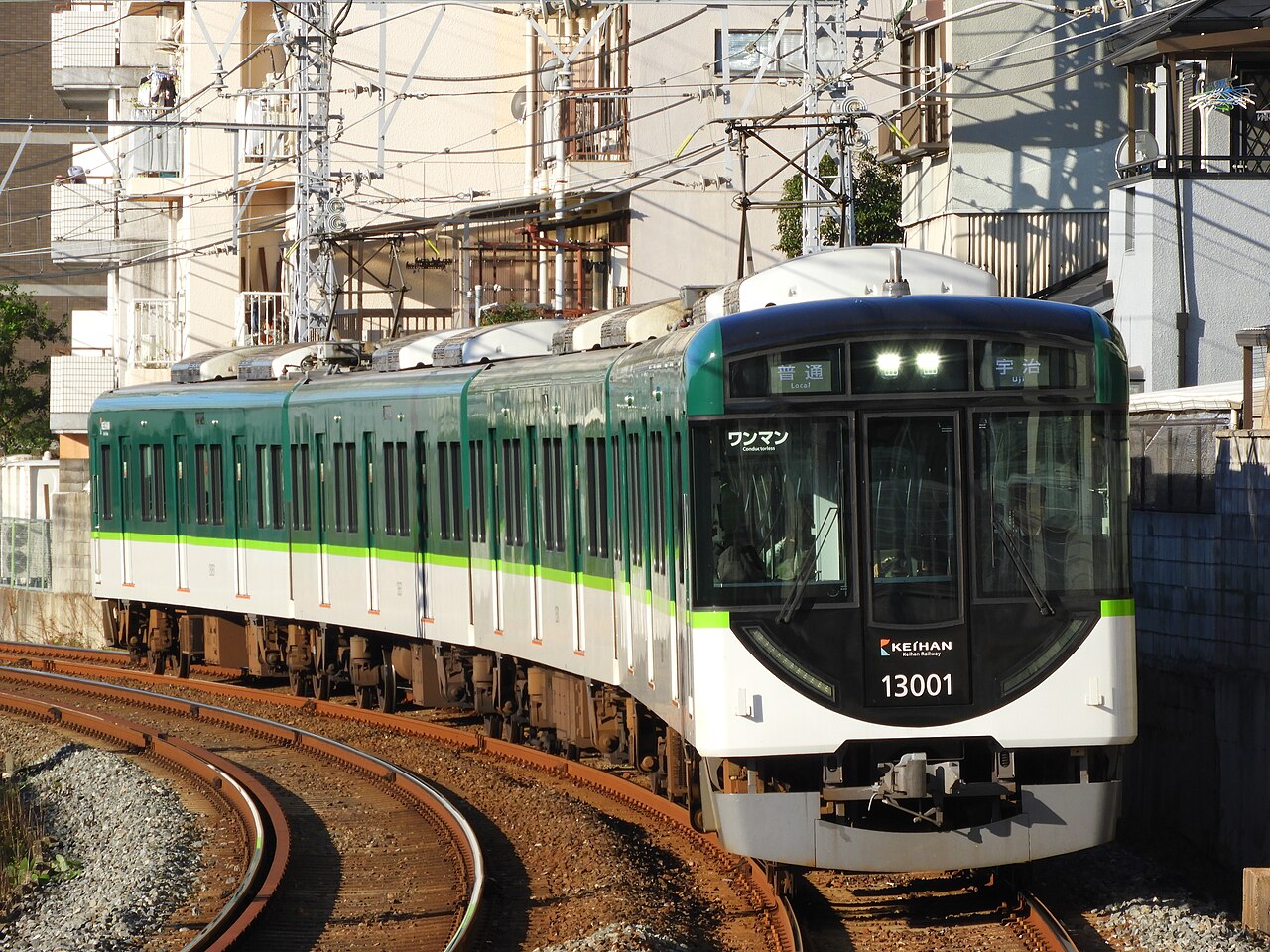 A Keihan 13000 series set 13001F on the Uji Line between Kangetsukyō and Momoyama-minamiguchi.