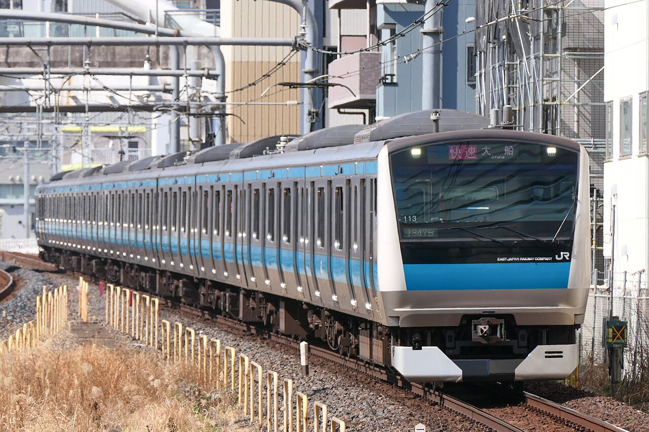 E233-1000 series set 113 entering Saitama-Shintoshin Station on a Keihin–Tōhoku Line rapid service to Ofuna.