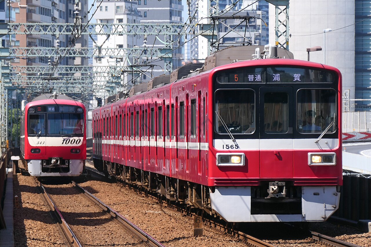 Keikyu 1000 series and 1500 series local trains passing between Tachiaigawa and Omori-Kaigan on the Keikyū Main Line.