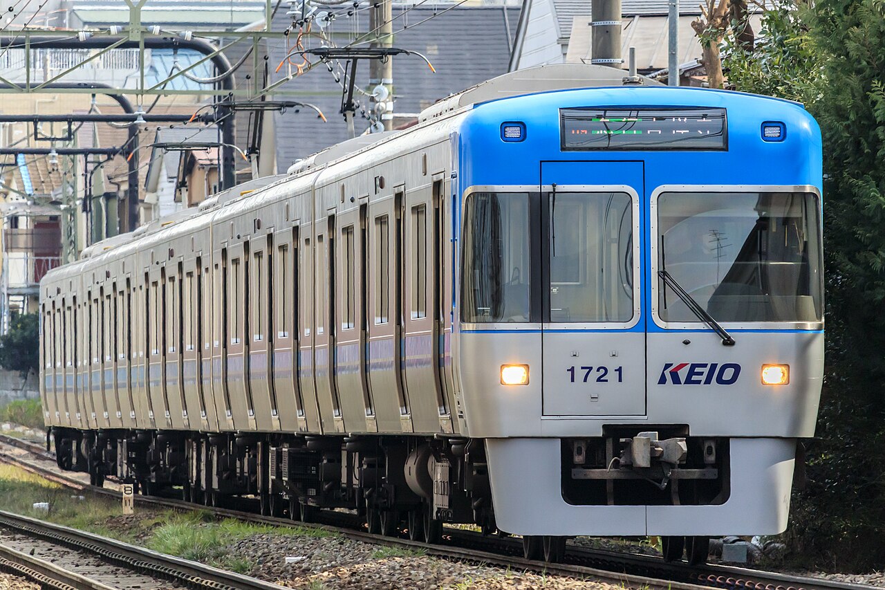 A Keiō 1000 series EMU on the Inokashira Line between Inokashira-kōen and Mitakadai stations.