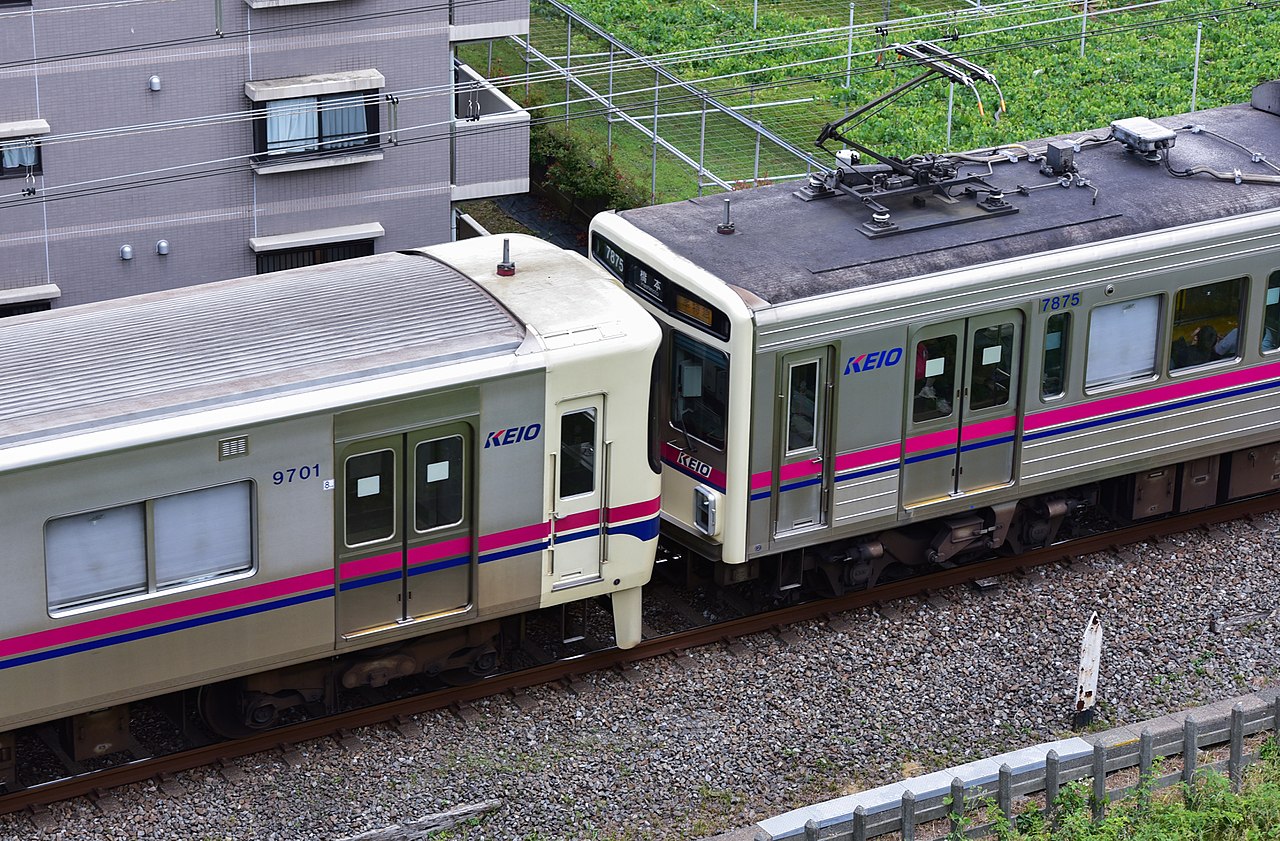 A coupled Keio 9000 and 7000 series train between Inagi and Keio-yomiuriland on the Keiō Sagamihara Line.
