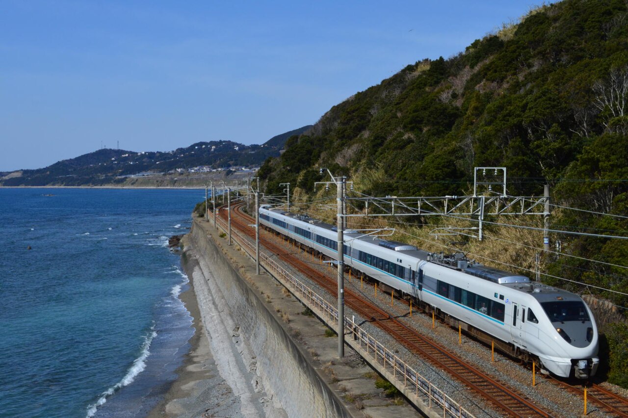 A JR West 289 series six-car EMU on a Kuroshio limited express service.