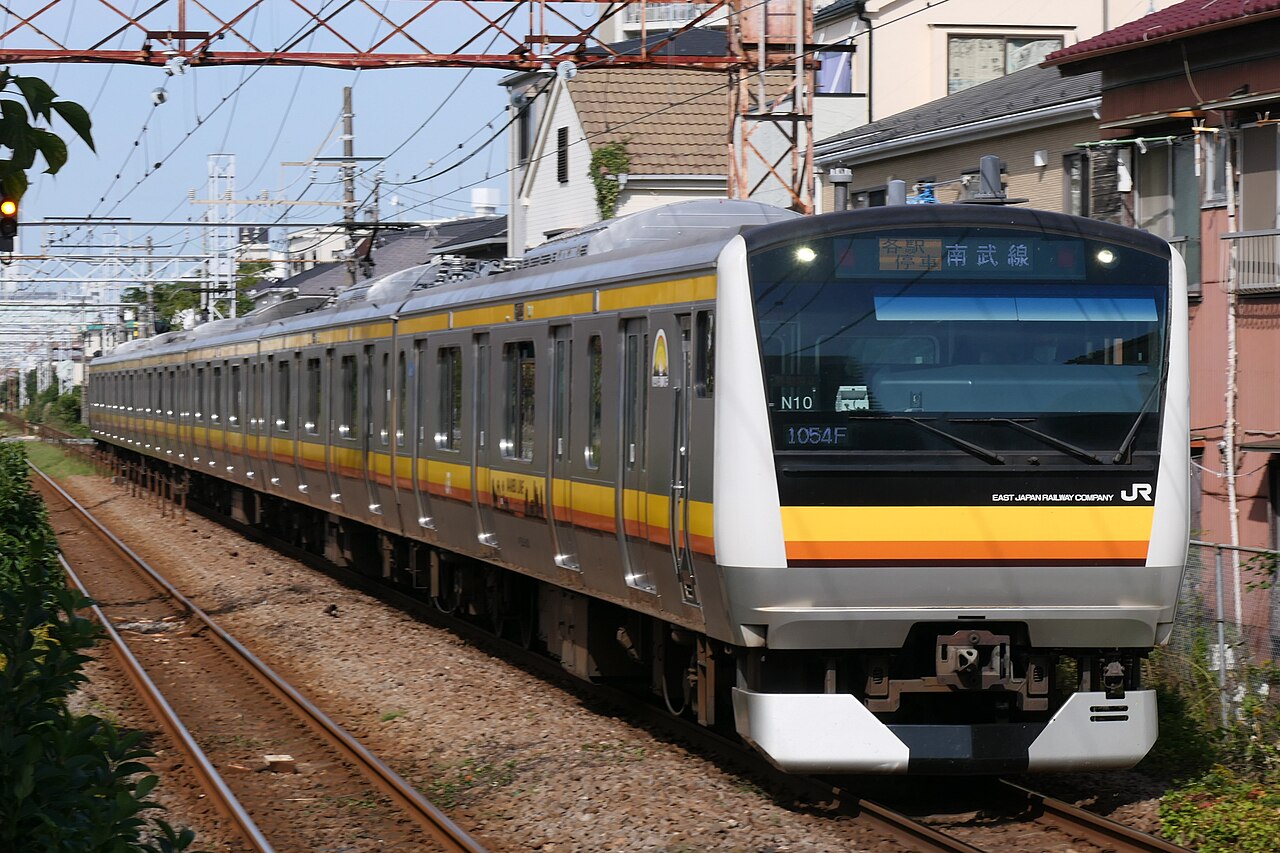 E233 series local train bound for Kawasaki between Hirama and Kashimada on the JR Nambu Line.