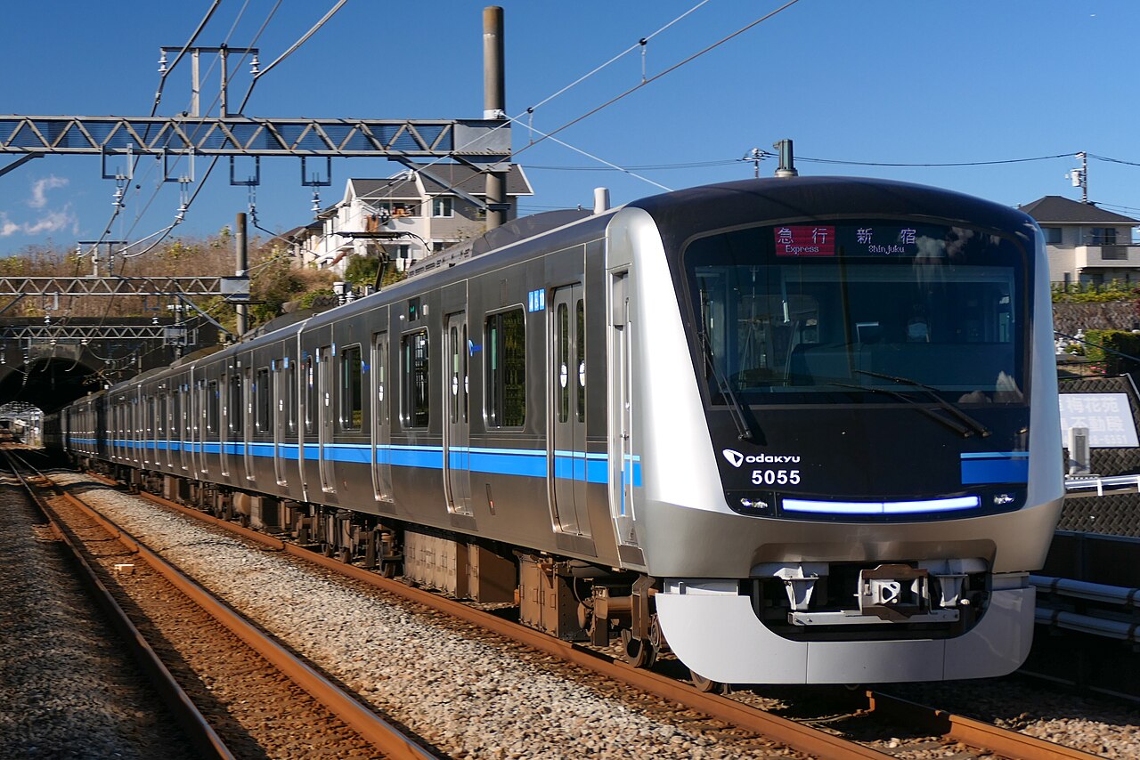 An Odakyu 5000 series set 5055 on a Shinjuku-bound express entering Kurokawa Station on the Odakyū Tama Line.