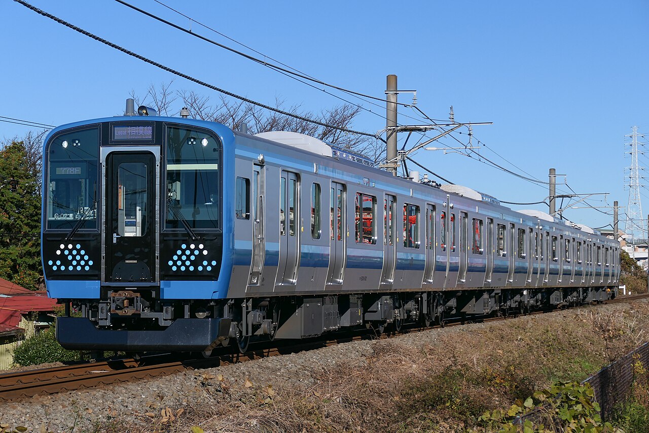 JR East E131-500 series running between Iriya and Ebina on the Sagami Line.