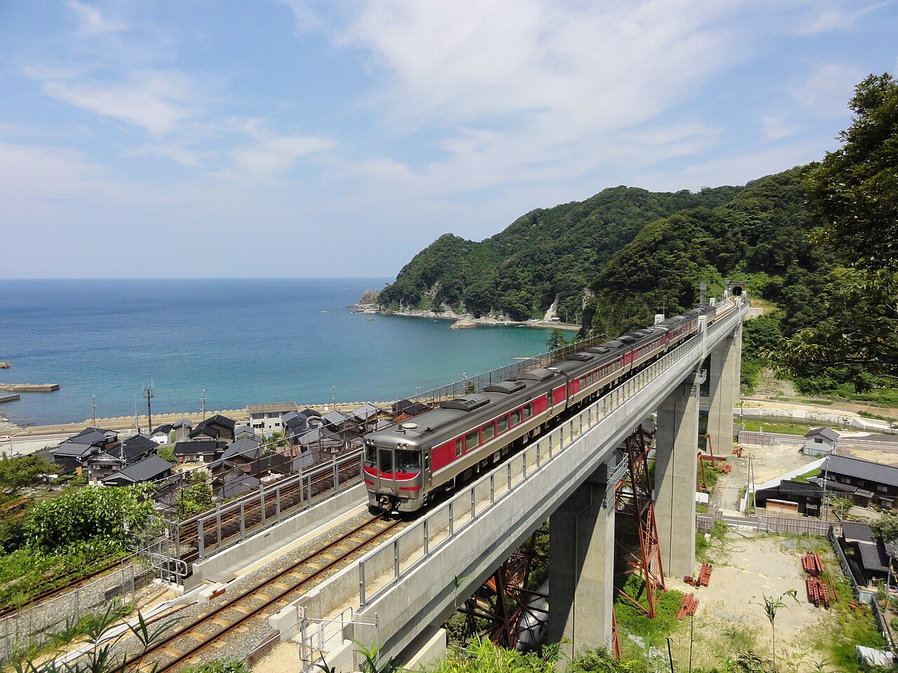 A JR West KiHa 189 series DMU on a 'Hamakaze' limited express crossing the Amarube Viaduct on the San'in Main Line.