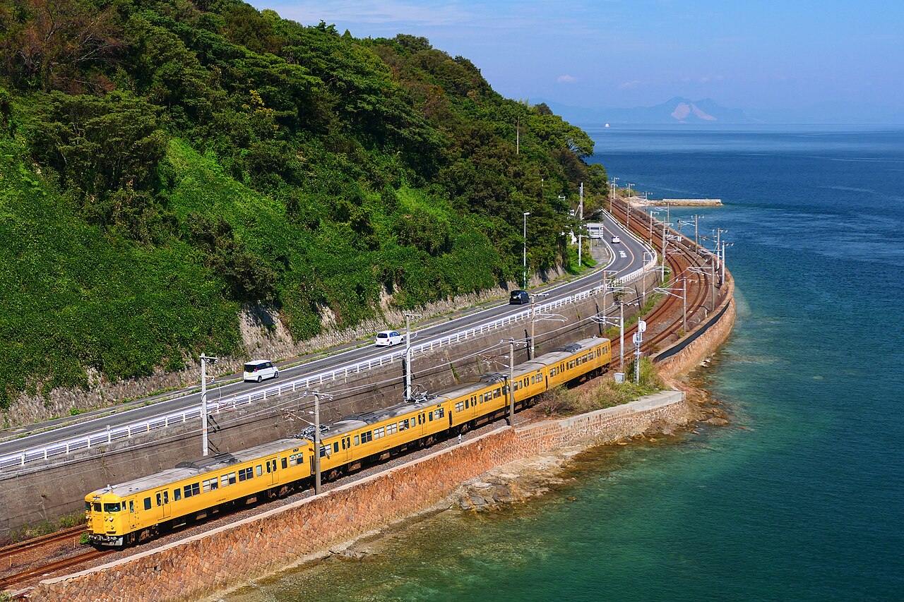 A 115-3000 series local train bound for Shimonoseki running along the Seto Inland Sea on the San'yo Main Line.