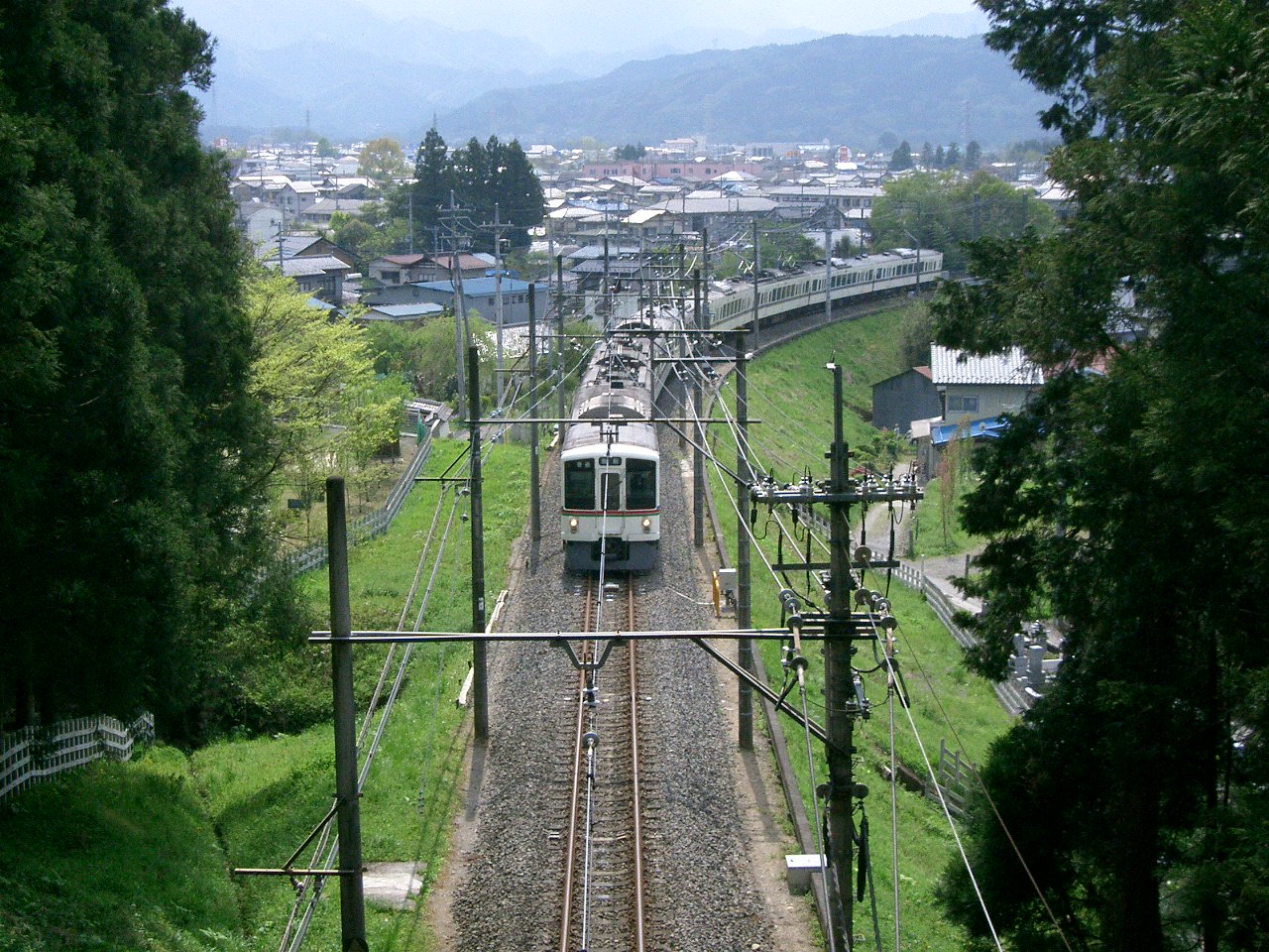 A Seibu 4000 series train on the Seibu Chichibu Line at the mouth of the Hitsujiyama Tunnel.