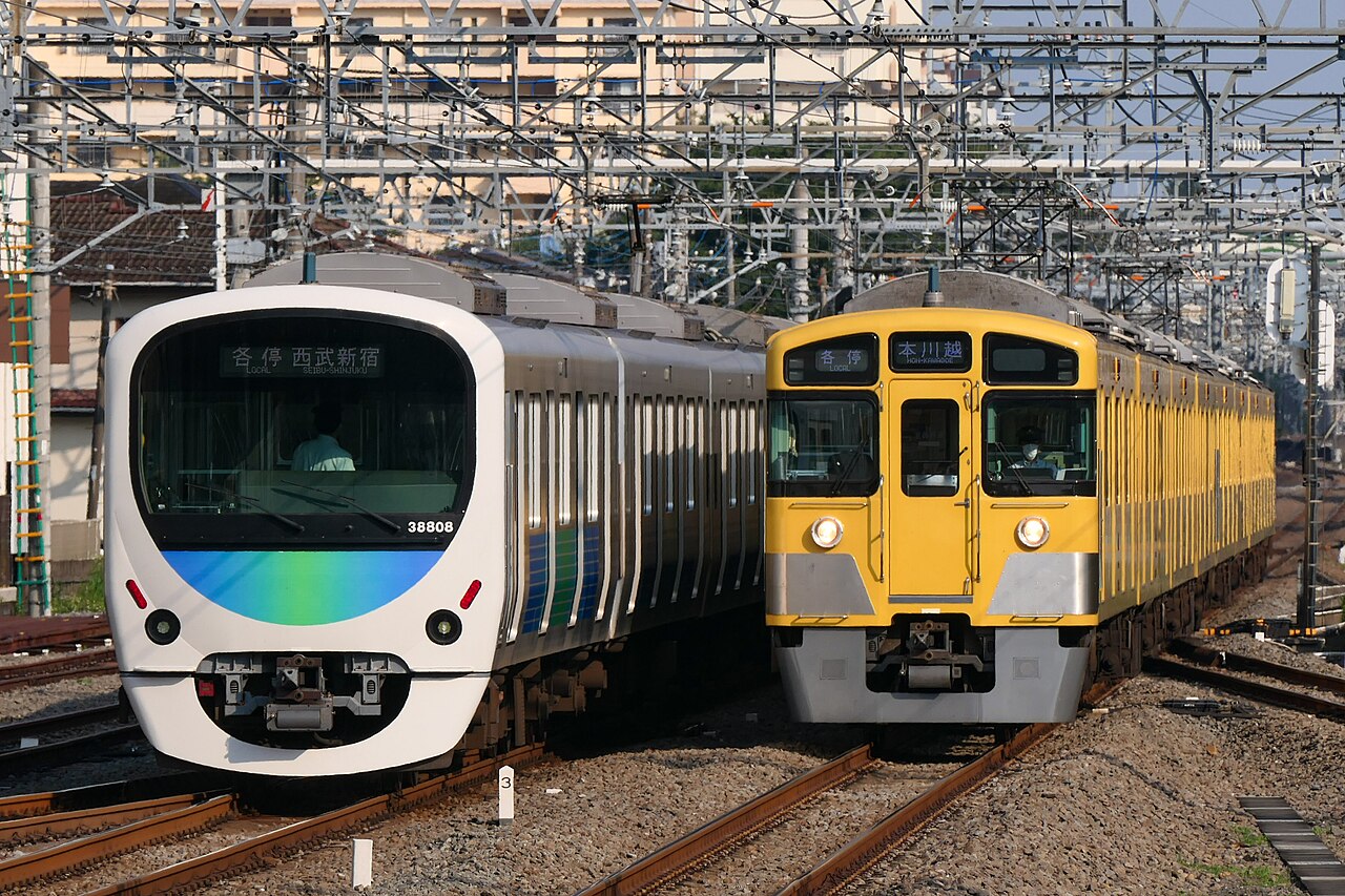 A 30000 series and a new 2000 series passing near Shin-Tokorozawa on the Seibu Shinjuku Line.