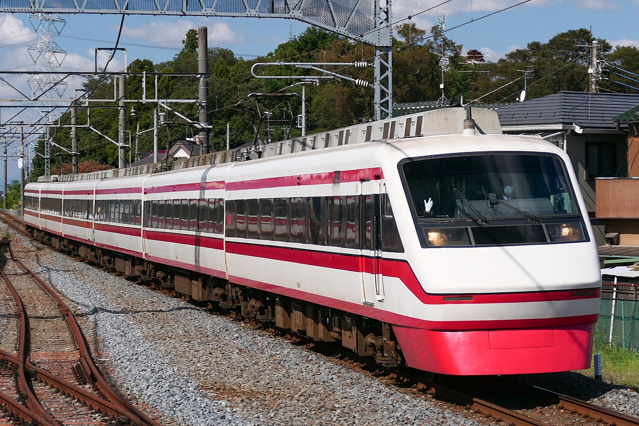 A Tōbu 200 series limited express "Ryomo" passing through Washinomiya Station on the Tōbu Isesaki Line.