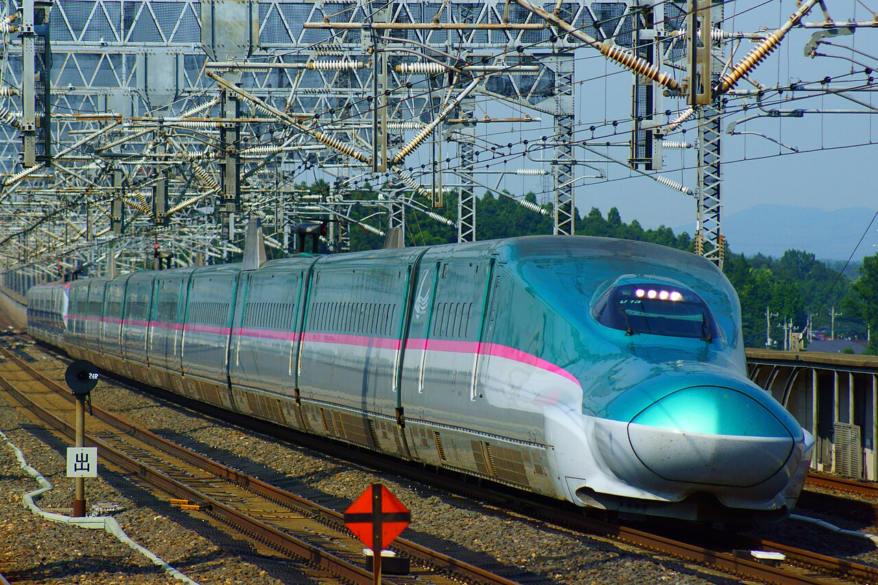 A JR East E5 series and an E6 series pass Nasu-Shiobara Station on a Hayabusa/Komachi service for Tokyo.