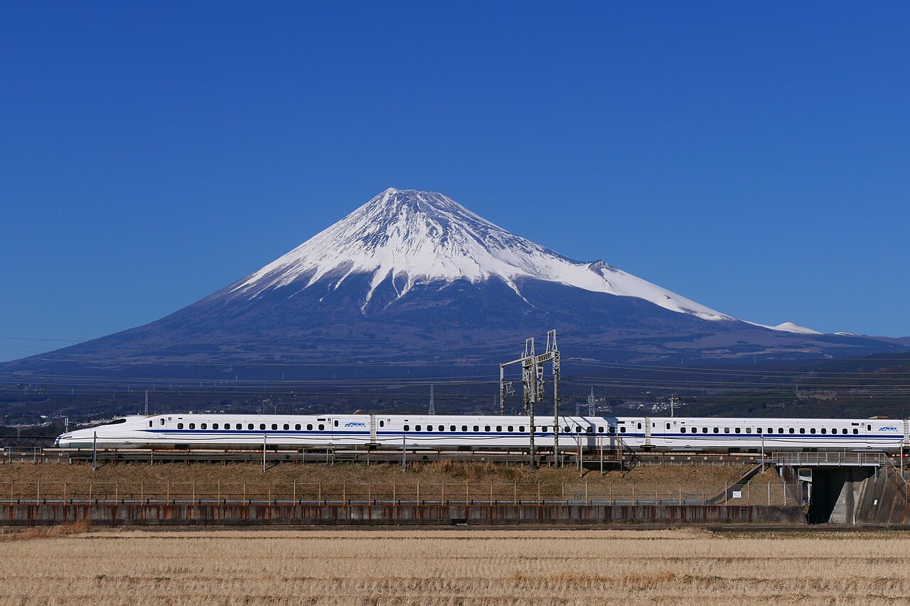 A JR Central N700 series (N700A) running between Mishima and Shin-Fuji on the Tokaido Shinkansen, with Mt. Fuji behind.