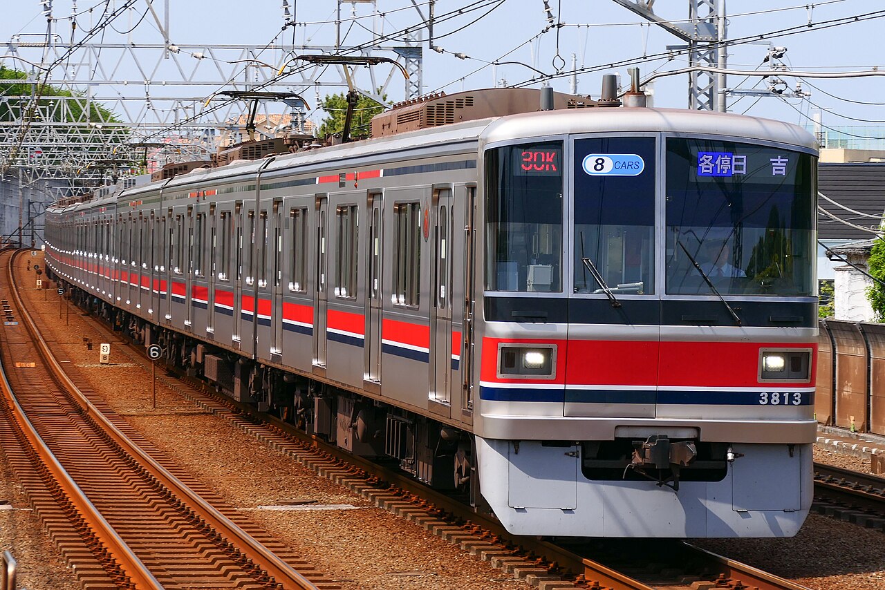 A Tokyu 3000 series local train running between Denenchofu and Tamagawa stations on the Tōkyū Meguro Line.