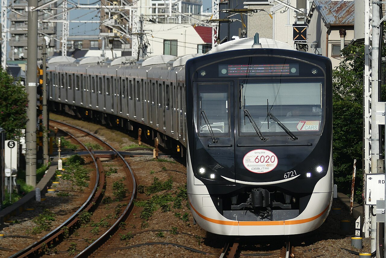 A Tōkyū 6020 series EMU, the express stock of the Ōimachi Line.