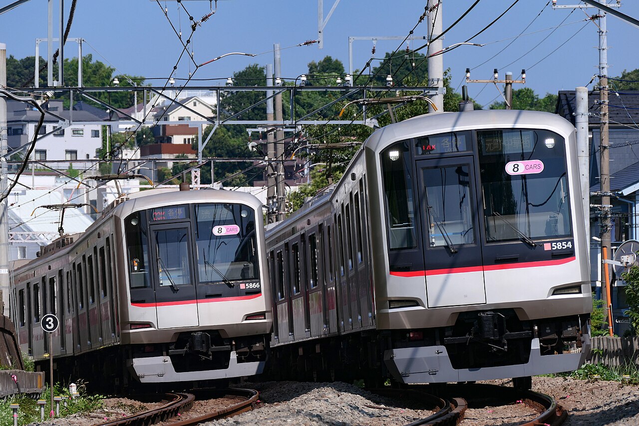 Tokyu 5000 series trains passing each other between Kikuna and Myorenji on the Tokyu Toyoko Line.