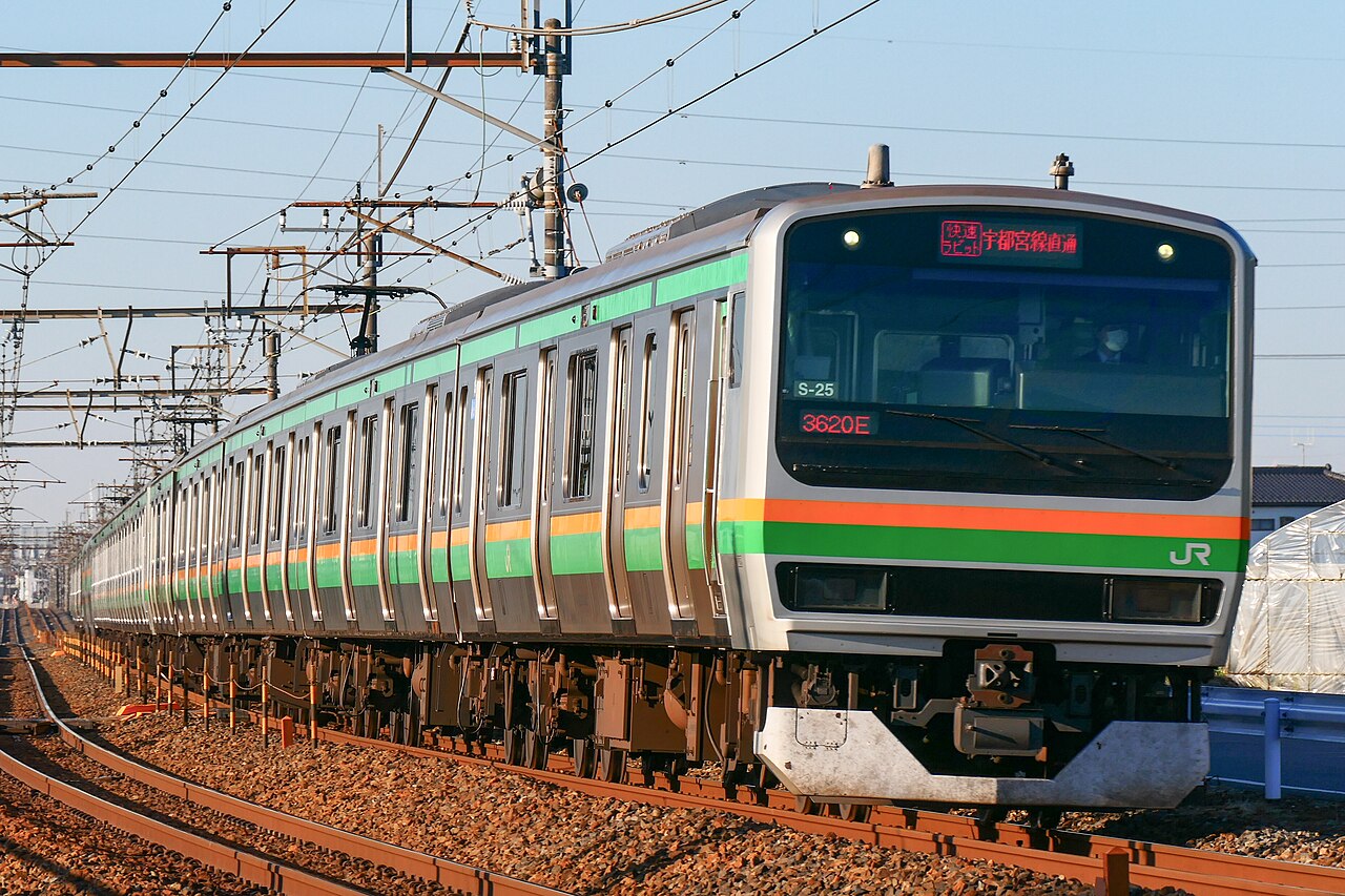 A Rapid "Rabbit" formed of E231-1000 series set S25, between Nogi and Mamada on the Tōhoku Main Line (Utsunomiya Line).