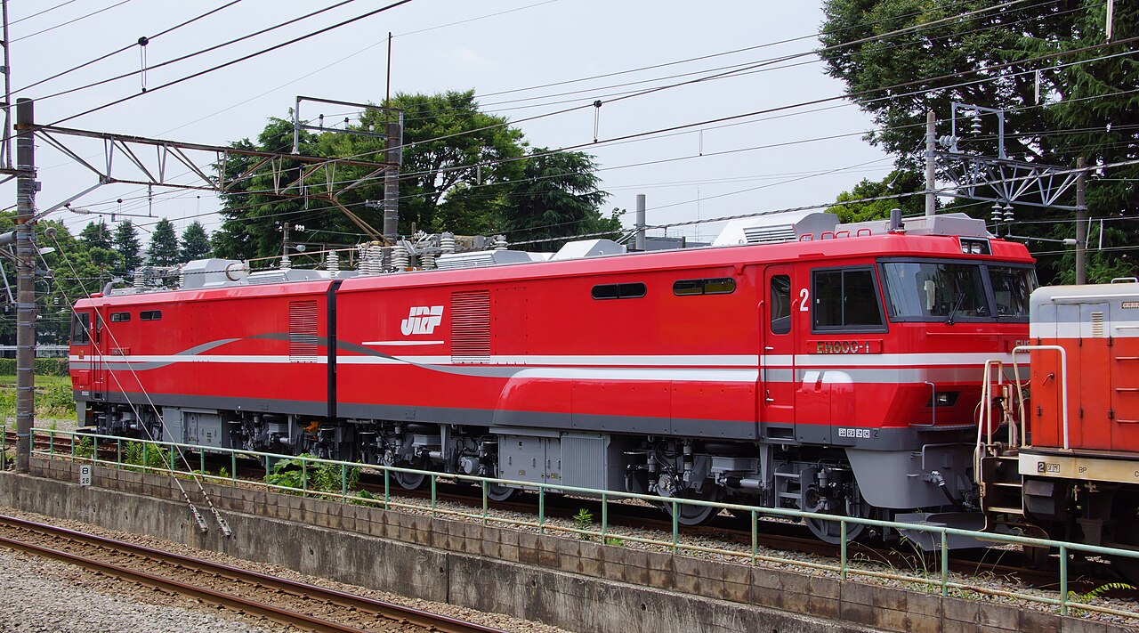 JR Freight's first full-production Class EH800 locomotive, EH800-1, at Kita-Fuchū during delivery to the Goryōkaku Depot, Hokkaido.