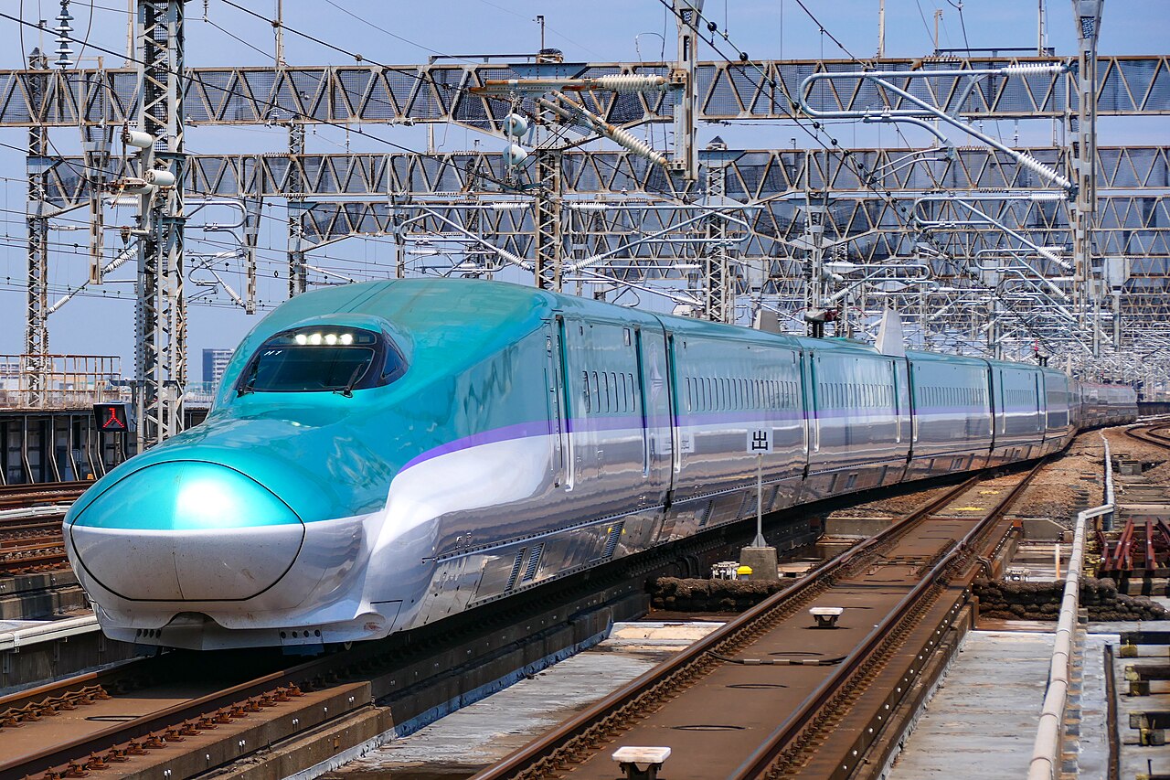 An H5 series Shinkansen, JR Hokkaido’s train for the Hokkaido Shinkansen.