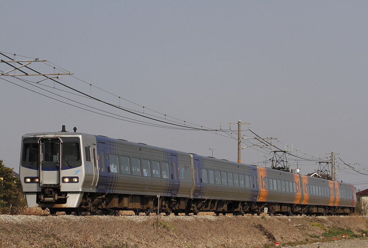 An 8000 series tilting limited express, operated by JR Shikoku.