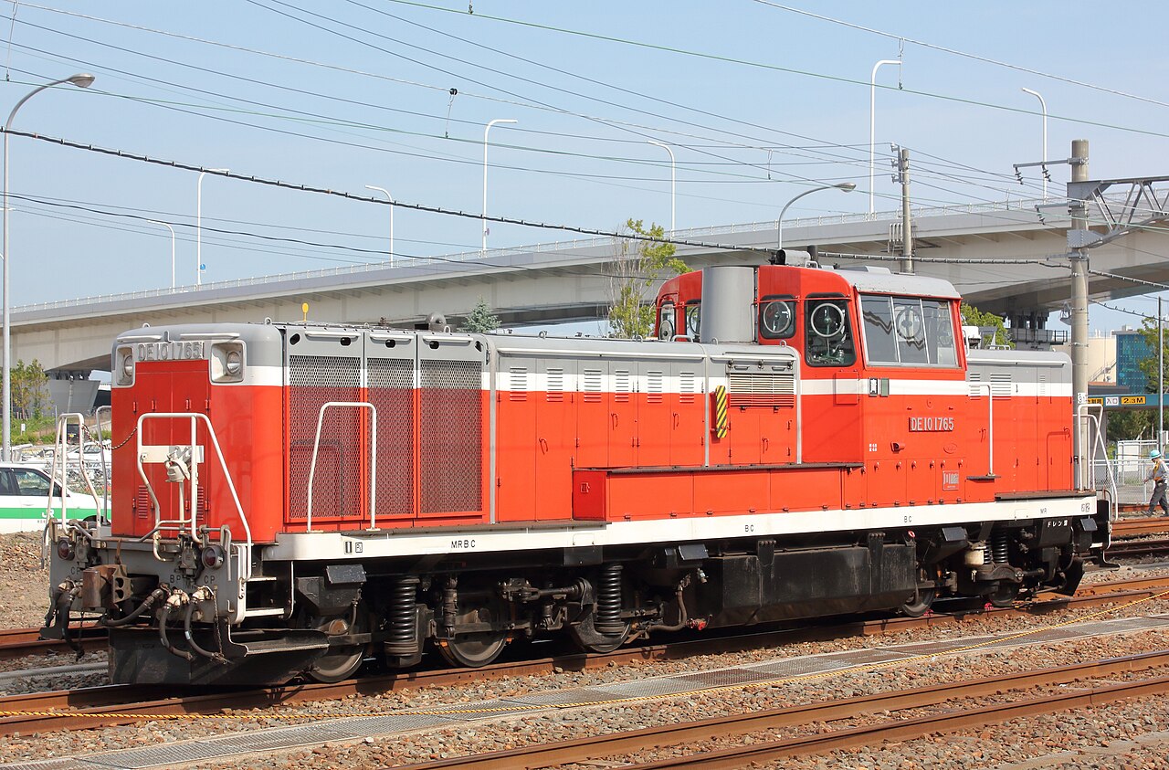 A JR East Class DE10 diesel shunting locomotive at Aomori Station.