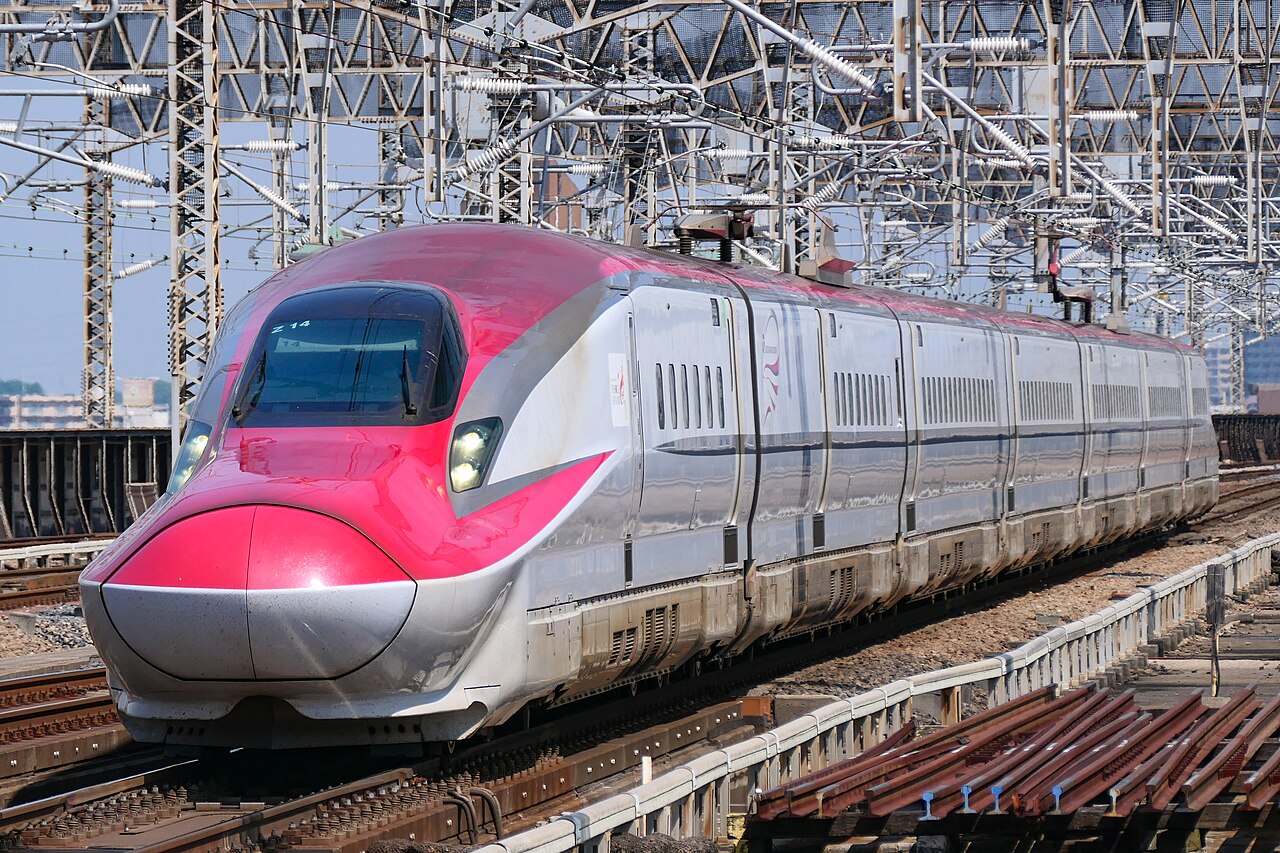 An E6 Series set Z14 on a Komachi service entering Omiya Station.