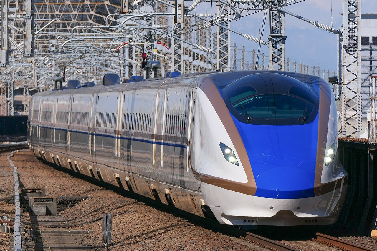 An E7 series set F19 on "Asama" No. 614 bound for Tokyo, entering Ōmiya Station on the Hokuriku Shinkansen.