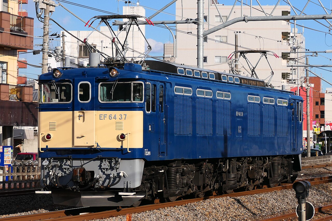 EF64 37, a fifth-batch production unit in JNR colours, on the Takasaki Line.