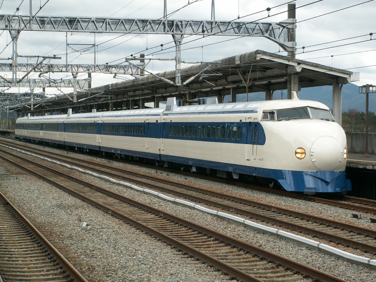 0 series unit R67 working the Kodama 638 service at Higashi-Hiroshima Station.