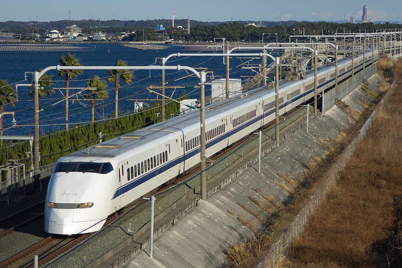 A JR Central 300 series set between Hamamatsu and Toyohashi on the Tokaido Shinkansen.