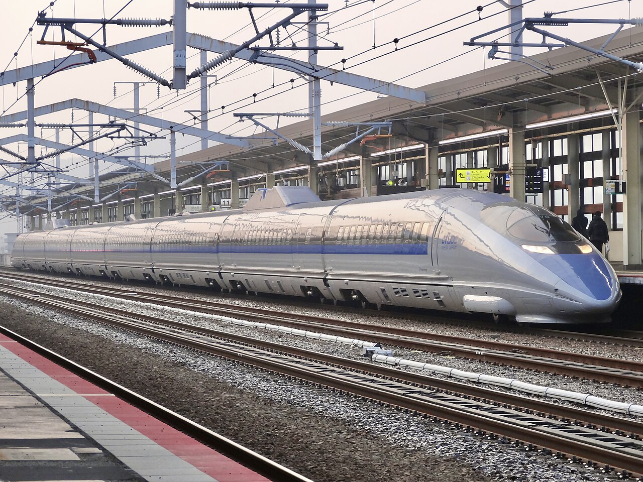 A 500 series V8 formation at Himeji Station.