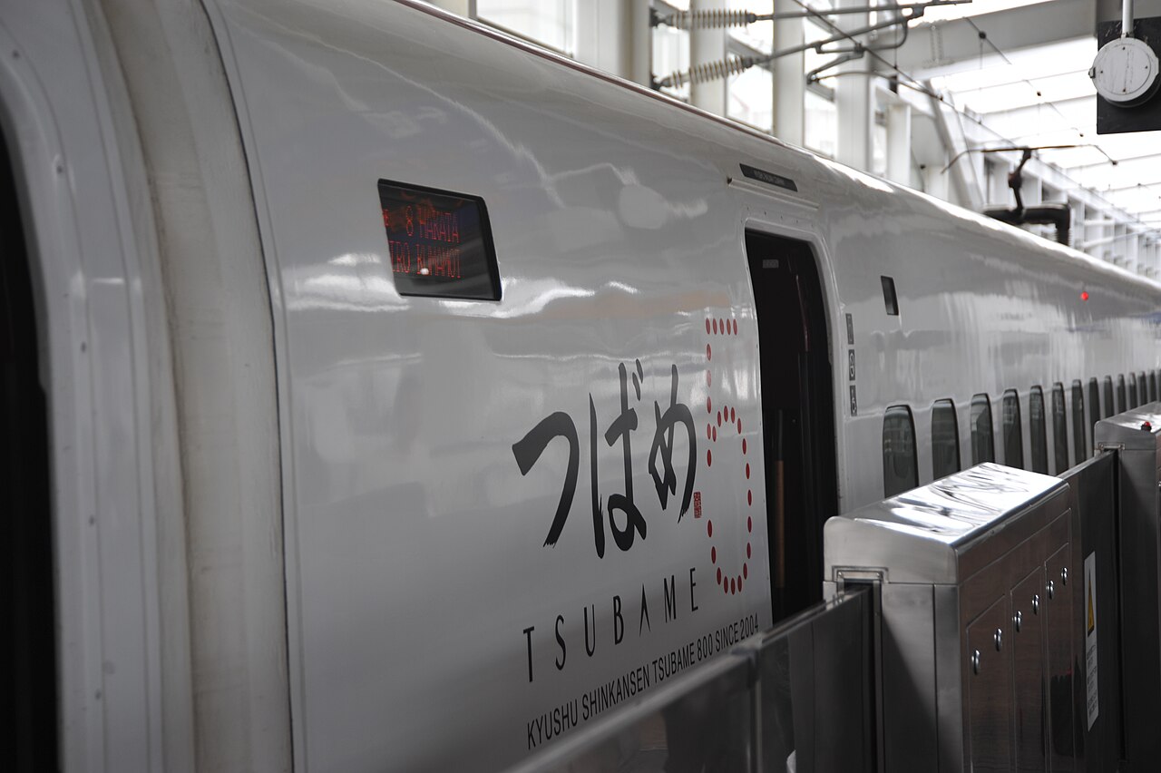 An 800 Series Shinkansen on a Tsubame service at Kagoshima-Chūō Station.