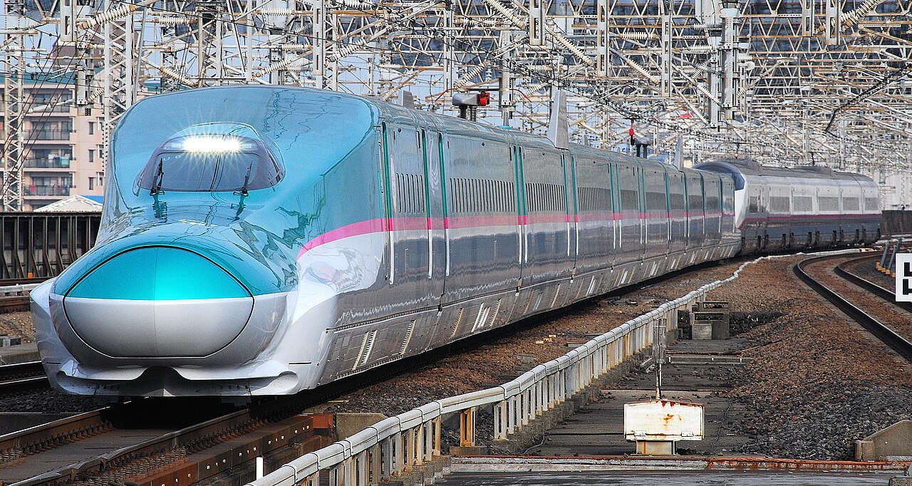 An E5 series set U6 on the Hayate 102 service, coupled to an E3 series set, approaching Omiya Station.