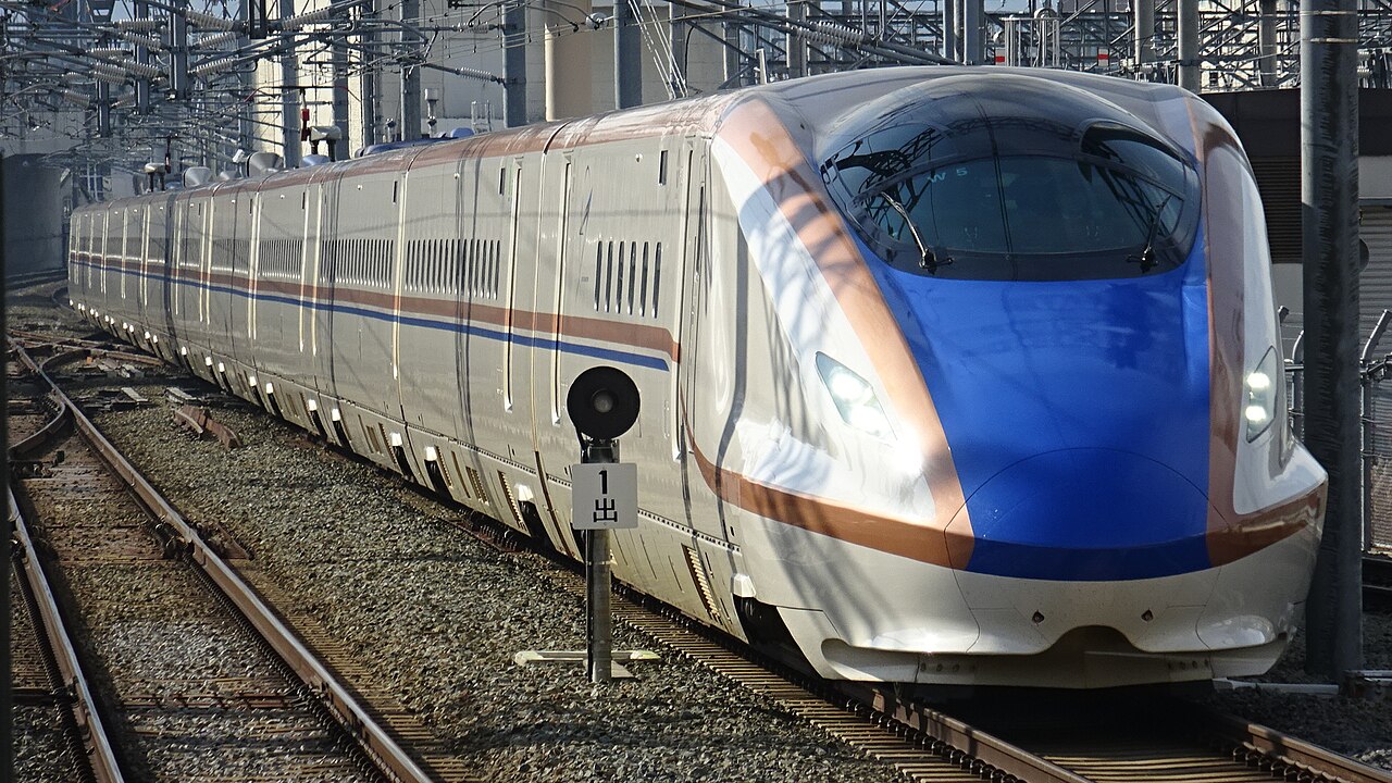 JR West W7 series set W5 approaching Nagano Station on a Kagayaki service.