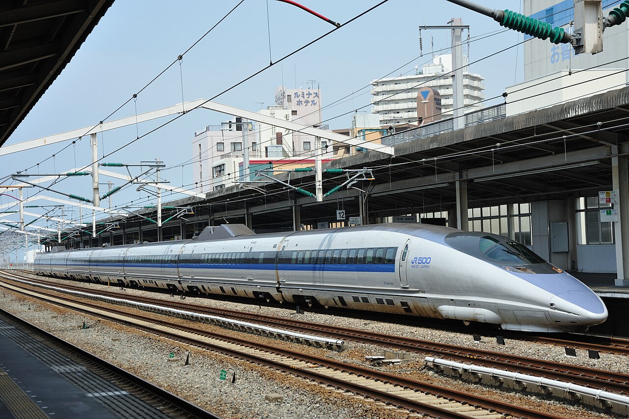 A JR West 500 series set V4 at Nishi-Akashi Station on a Kodama service.