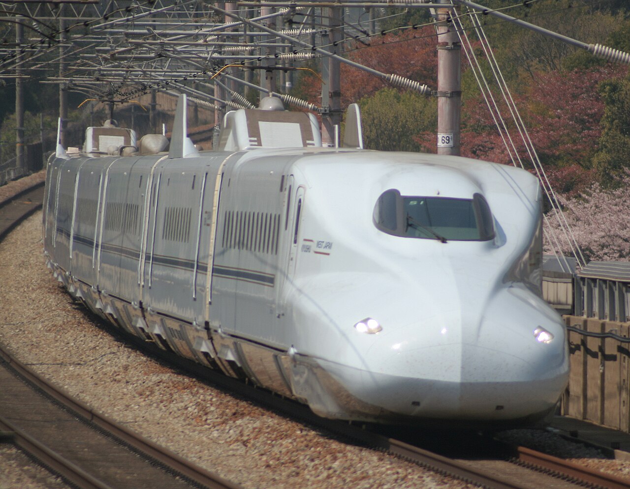 A JR West N700-7000 series set, the type used on Mizuho services, on the Sanyo Shinkansen.