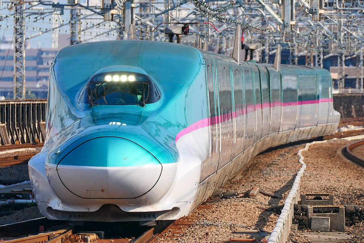 An E5 series set U7 on a Tokyo-bound Nasuno 258 service entering Omiya Station on the Tohoku Shinkansen.