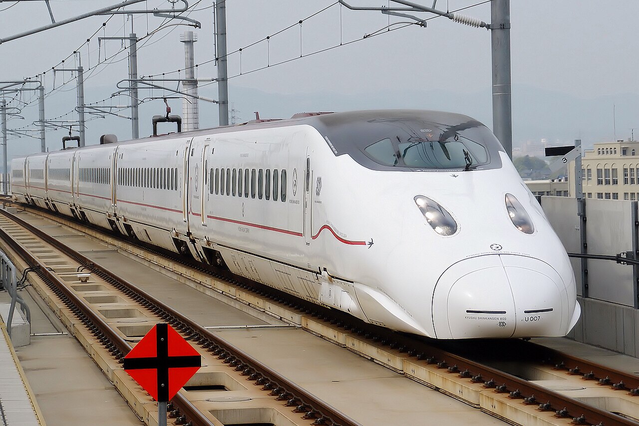 A JR Kyushu 800-1000 series set U007, the trainset type used on Tsubame services, approaching Kurume Station on the Kyūshū Shinkansen.