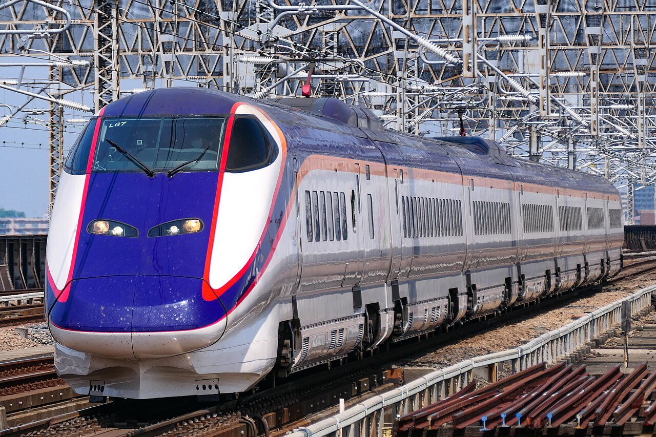 A Tsubasa service bound for Tokyo, operated by the newly painted E3-2000 series set R67, entering Omiya Station on the Tohoku Shinkansen.