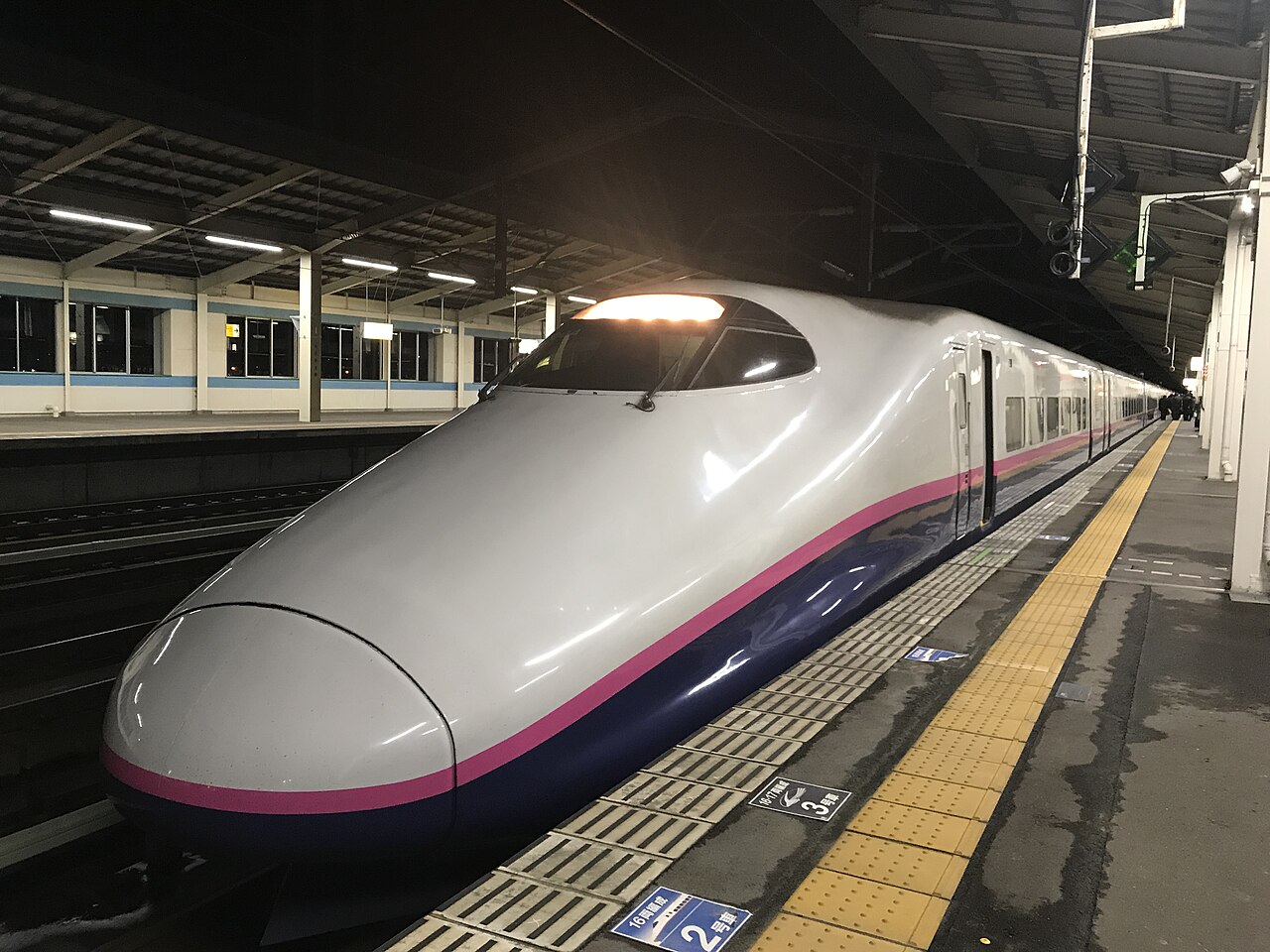 An E2 series train on the Yamabiko 154 service at Shiroishi-Zao Station on the Tohoku Shinkansen.